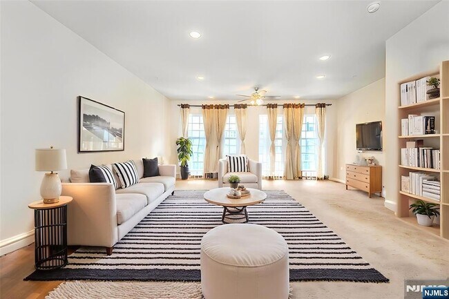 Building Photo - 9 Landmark Ln