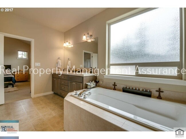 Building Photo - 13933 SW Walnut Creek Way