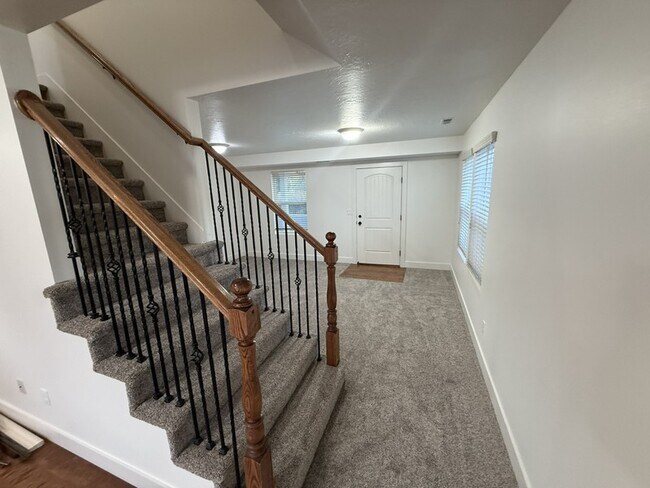 Building Photo - 1427 S Paddock Dr
