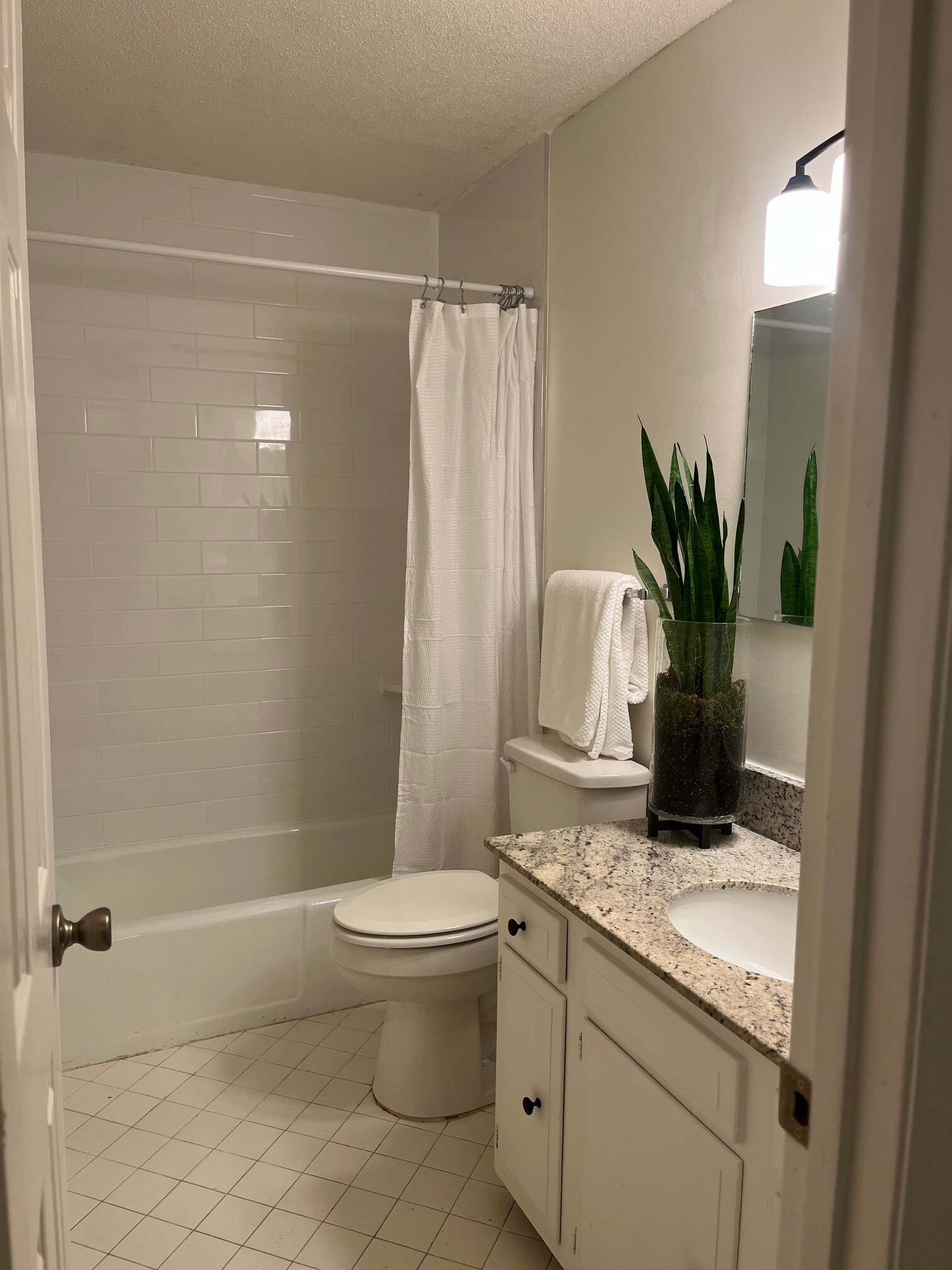 Upstairs bath - 4520 Central Ave