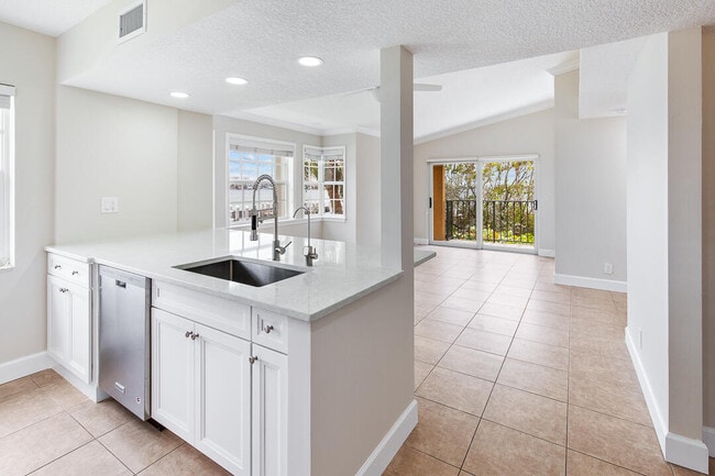 Building Photo - 1060 Lake Shore Dr