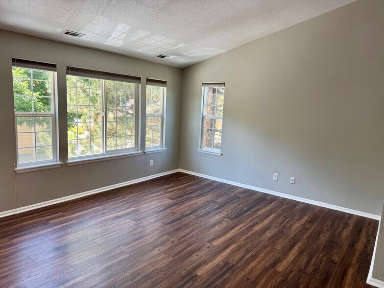 Building Photo - 9697 Independence Dr