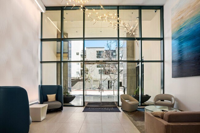 Building Photo - Spectacular Marina District 3-Bedroom Pent...