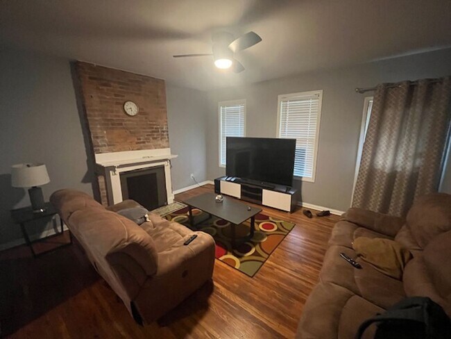 Building Photo - Spacious 3 bed, 1.5 bath duplex