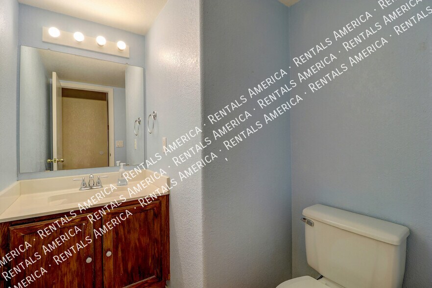 Building Photo - 2517 W Knox Rd