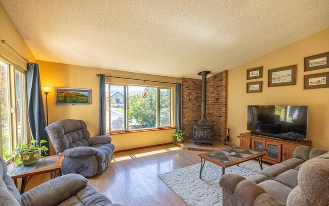 Building Photo - Charming 3-Bedroom Ranch for Rent in Prime...