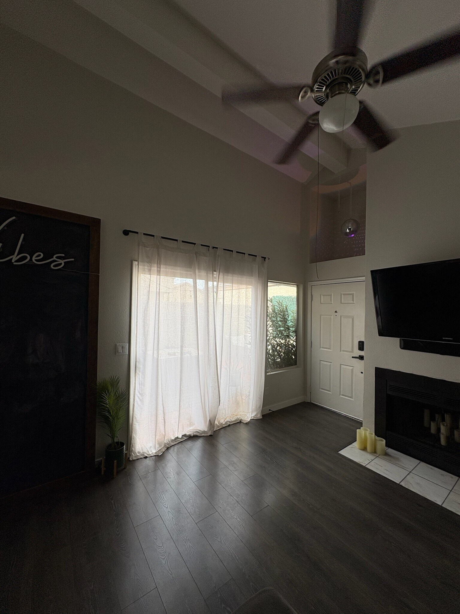 Living room - 3315 E Kelton Ln