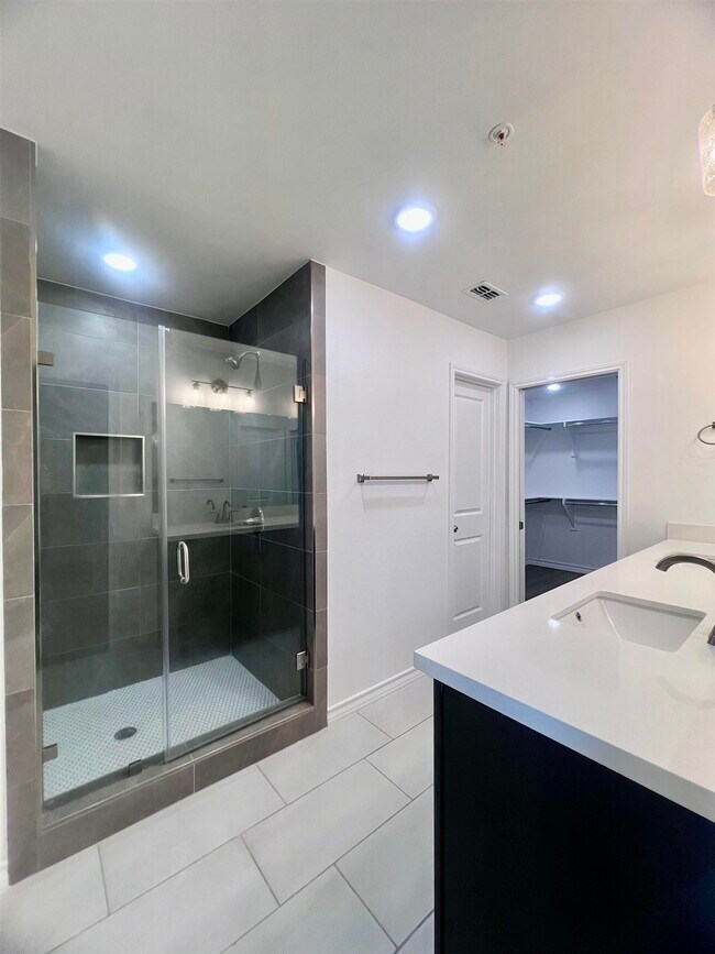 Building Photo - 9910 Bijan Dr