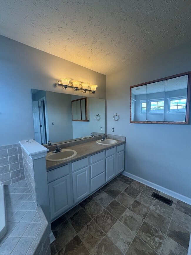 Building Photo - Three Bedroom Home with Fenced in Yard!