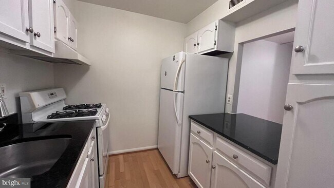 Building Photo - 5904 Cove Landing Rd