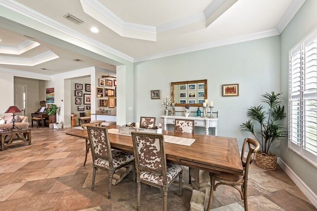Building Photo - Furnished 3 Bedroom Luxurious Single Famil...