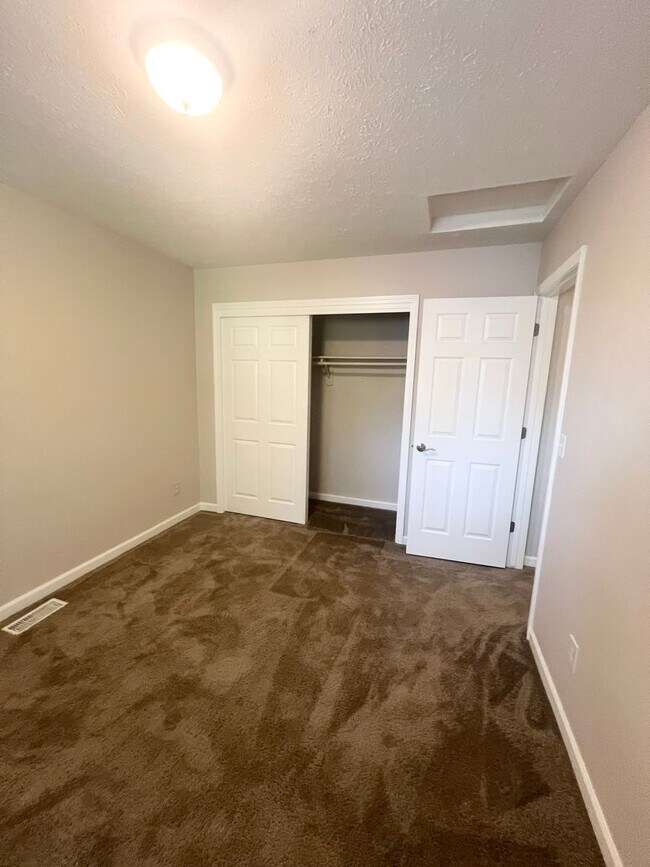 Building Photo - Suncrest Rental!