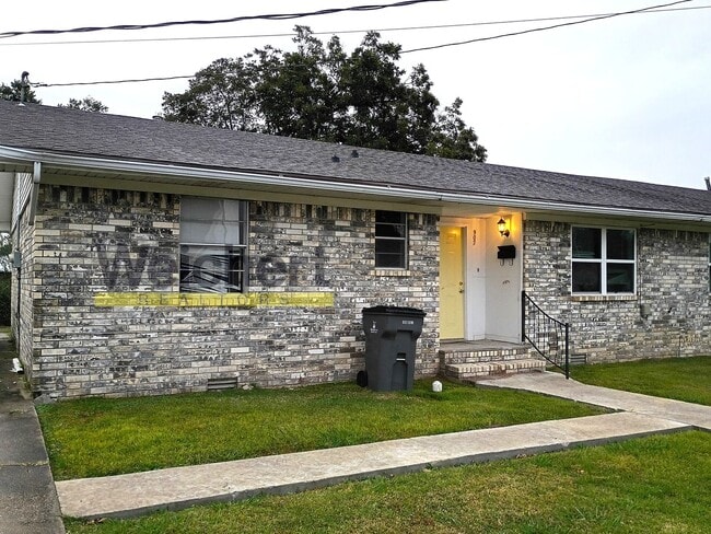 Primary Photo - Convenient 3BR/1.5BA Duplex Near Schools and Shopping