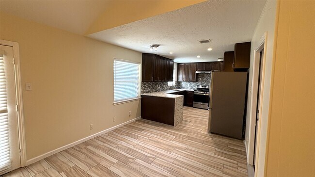 Building Photo - 13631 Greenway Dr