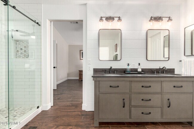 Building Photo - 2041 E Marquette Dr