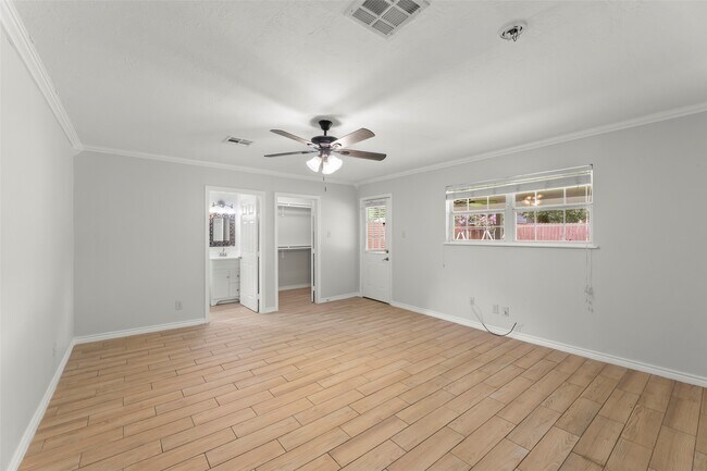 Building Photo - 519 Guyer St