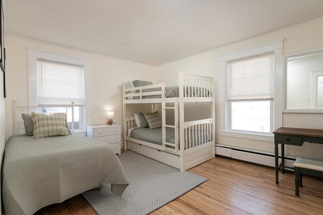 Building Photo - 122 Oak St