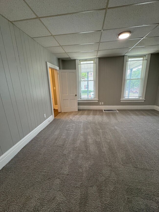 Building Photo - Spacious Four Bedroom House Close to Downt...