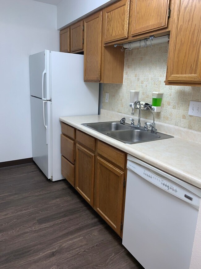 Building Photo - 2050 Holiday Rd