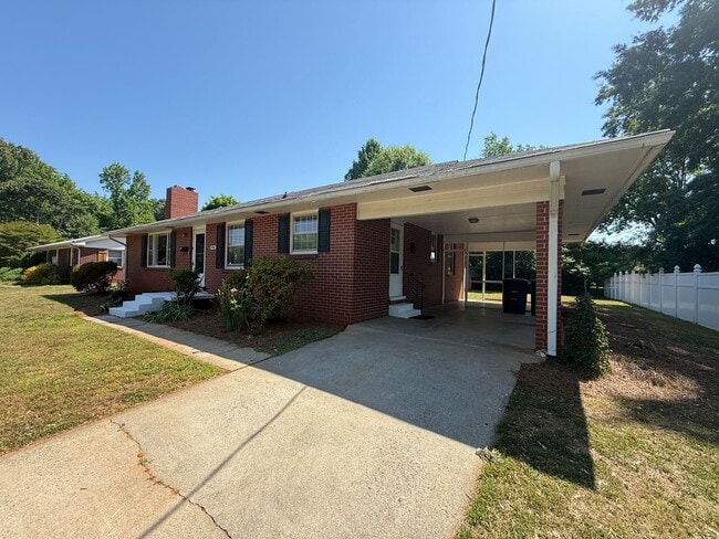 Building Photo - 1407 Capri Rd SW