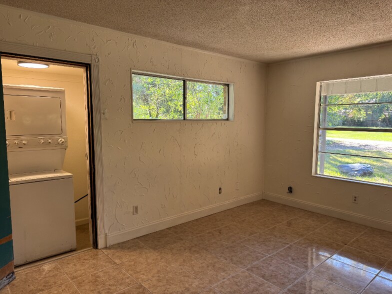 Building Photo - 10021 Northview Dr