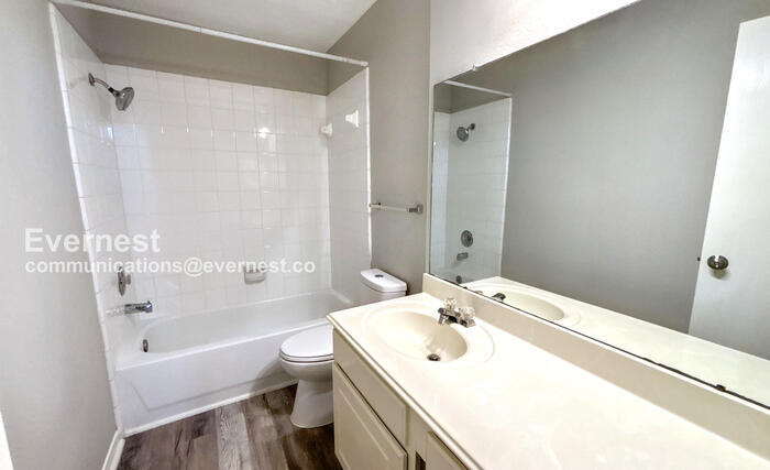 Building Photo - 9926 Goldenglade Dr