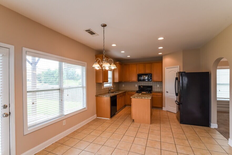 Building Photo - 917 Southfork Dr