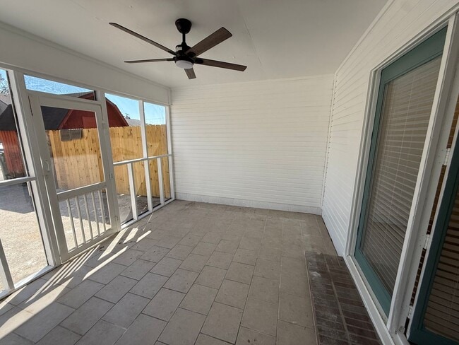 Building Photo - 3/3 Fully Renovated Town Home Available!