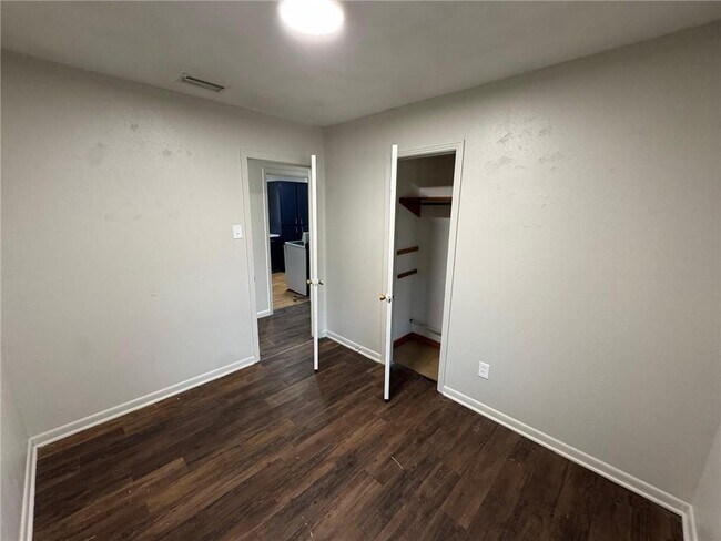 Building Photo - 4734 Clarendon Dr