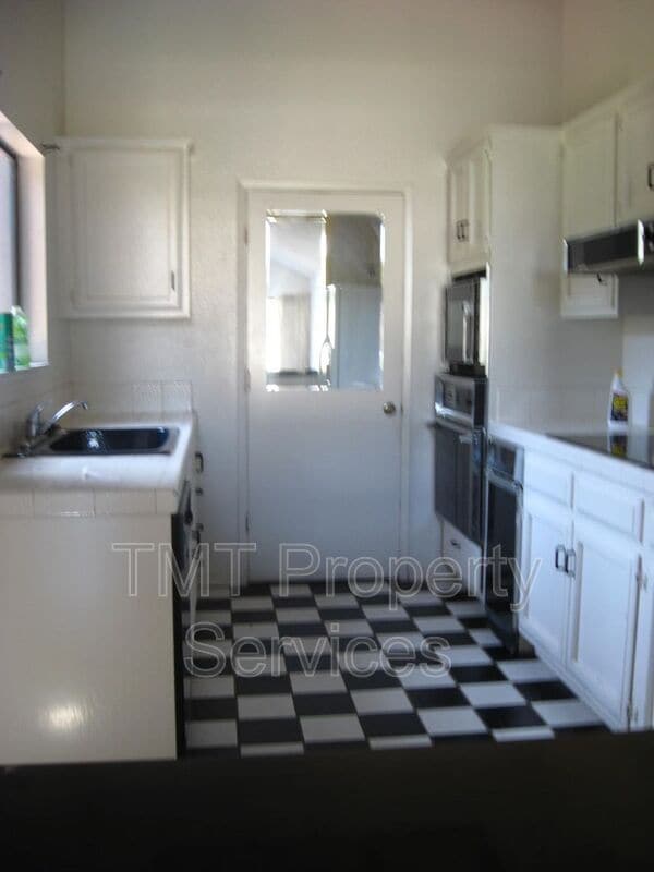 Building Photo - 1516 Oakridge Park Rd