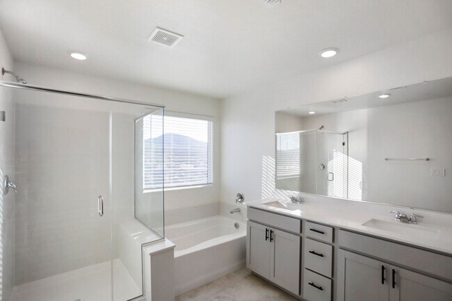 Building Photo - INSPIRADA BEAUTY WITH BED AND FULL BATH ON 1ST FLOOR