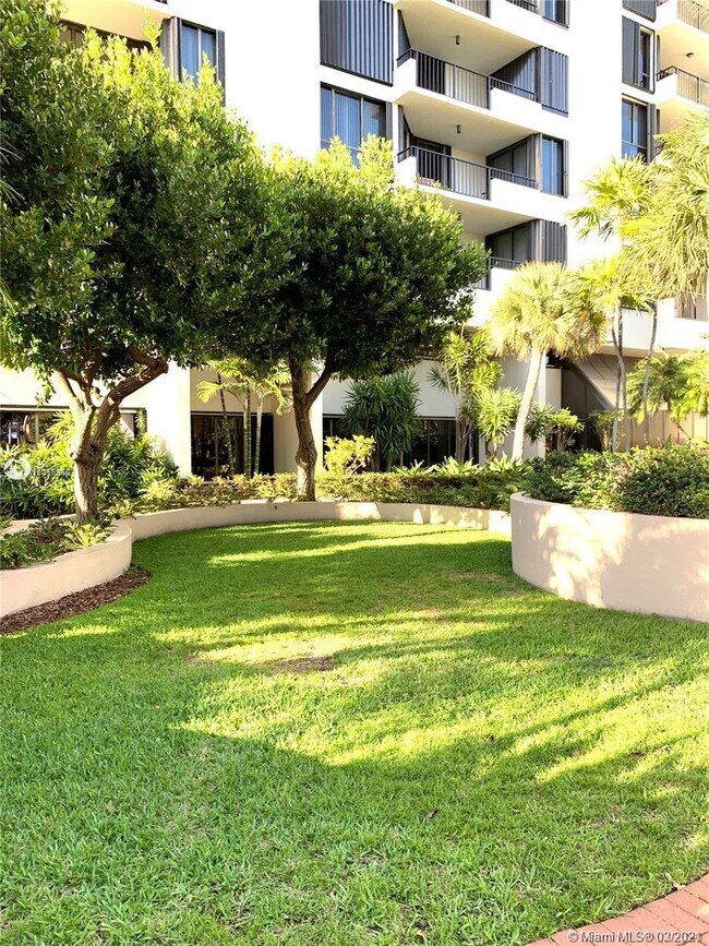 Building Photo - 520 Brickell Key Dr