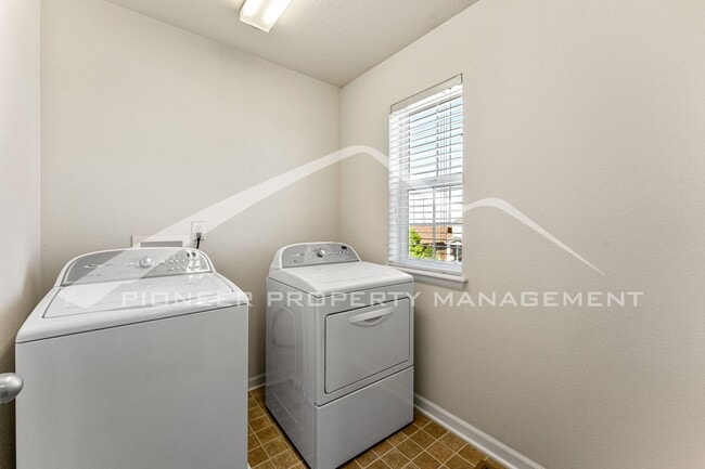 Building Photo - Spacious Home with Fenced Yard and Central AC