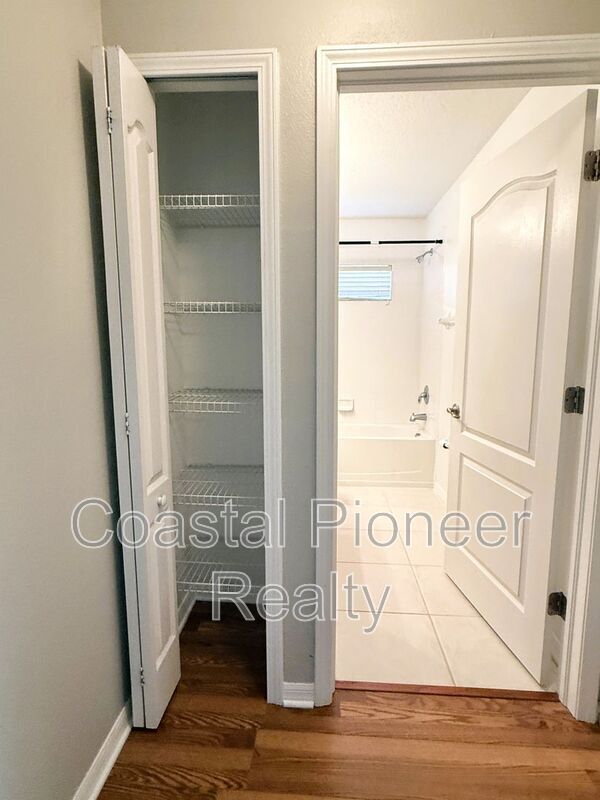 Building Photo - 2345 Roanoke Springs Dr