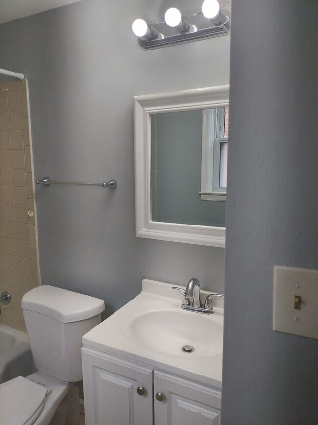 Building Photo - 2737 Bookert Dr