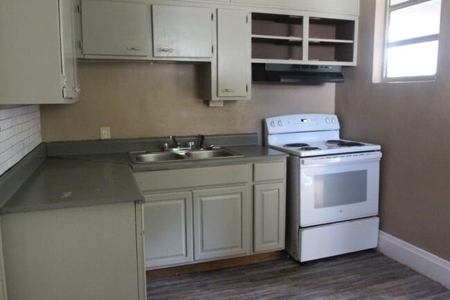 Building Photo - 1114 W Lincoln Ave