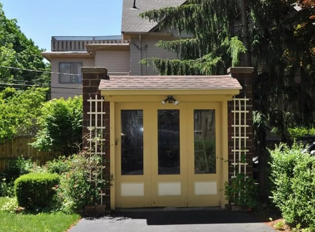 Building Photo - 4-Bedroom Single Family Home in the Desirable Park Ave Area!