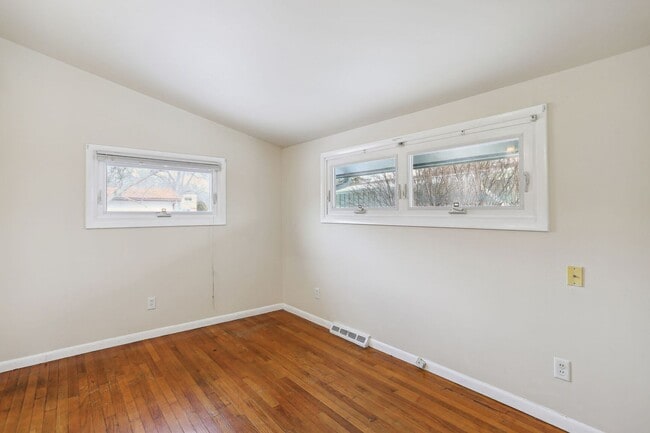 Building Photo - 1115 Broadmoor Dr