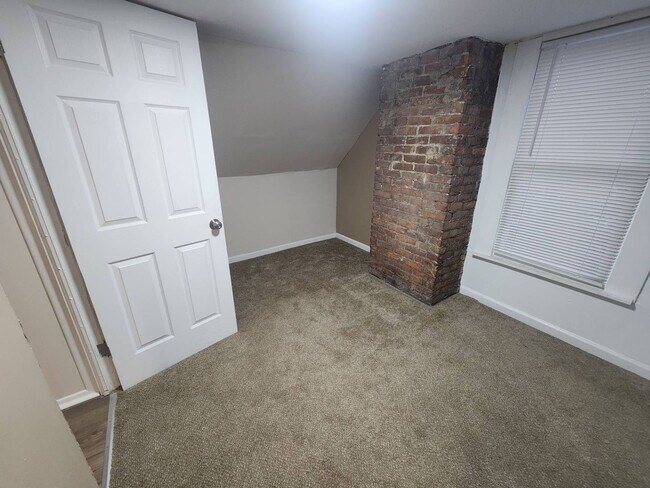 Building Photo - Charming 5-Bedroom Property in Prime Location (Section 8 vouchers Accepted)