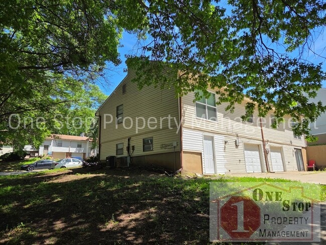 Building Photo - Welcome Home to this Adorable 2 Bed 1.5 Bath Duplex in Independence!!