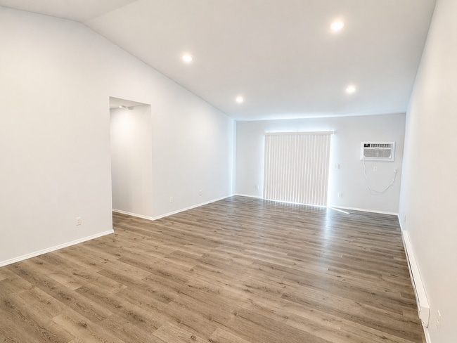 Building Photo - 2485 Chestnut Dr