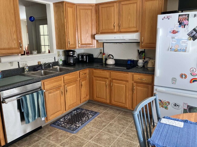 Building Photo - 2 Bedroom, Office and 1.5 bath in the Village of Fairport - Available May 2026! $2,650/month