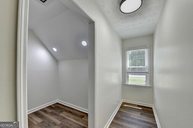 Building Photo - 1530 Plunketts Rd