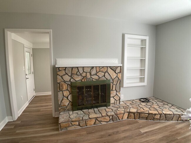 Building Photo - Modern Comfort and Convenience in the Heart of Durham