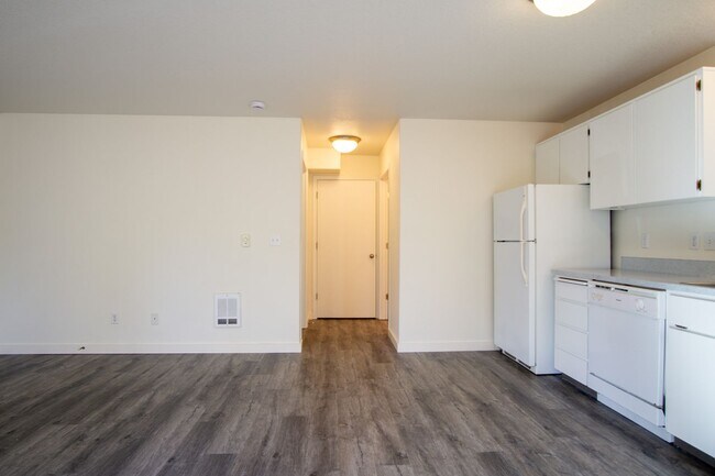 Building Photo - WINTER SPECIALS: Garden Level 1 Bdr w/ Private Patio Ready Now!