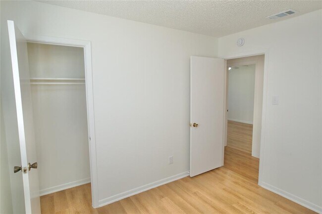 Building Photo - 1301 Glenda Dr