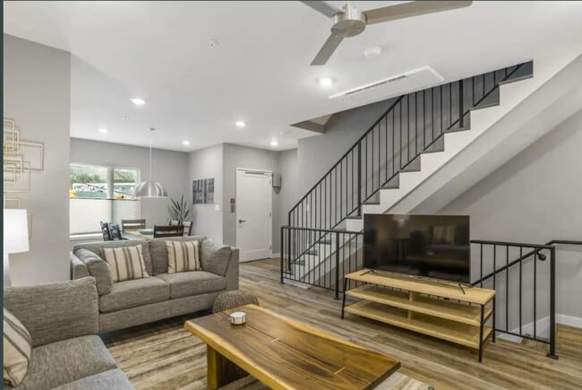 Building Photo - Stunning Furnished Townhouse in South Slope!