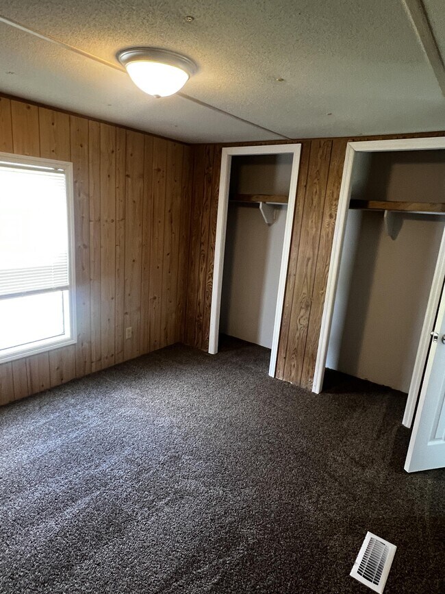 Building Photo - 1027 Aaron Ln