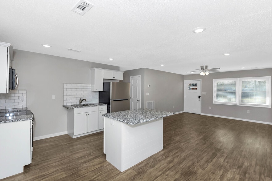 Building Photo - 3903 Telstar Cir SW