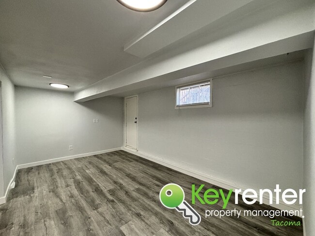 Building Photo - Cozy & Private 2Bed/1Bath Apartment with S...